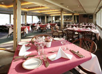豪華なレストランシップ”マリーンルージュ号”